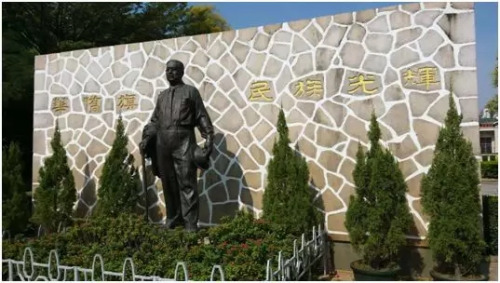 歸來堂前的陳嘉庚先生雕像。 梁異 供圖