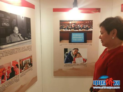 圖片展覽由中國國務院僑務辦公室、中國駐菲大使館、菲華各界聯(lián)合會主辦。 　　國務院僑辦提供的近70幅系列照片，生動地展現(xiàn)了改革開放以來廣大海外僑胞參與中國建設、愛國愛鄉(xiāng)造福桑梓、傳承弘揚中華優(yōu)秀文化、推動中國人民與世界各國人民友好交往等經(jīng)典瞬間。　關(guān)向東 攝