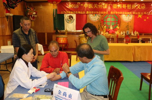 義診現(xiàn)場專家診療中 義診現(xiàn)場專家診療中