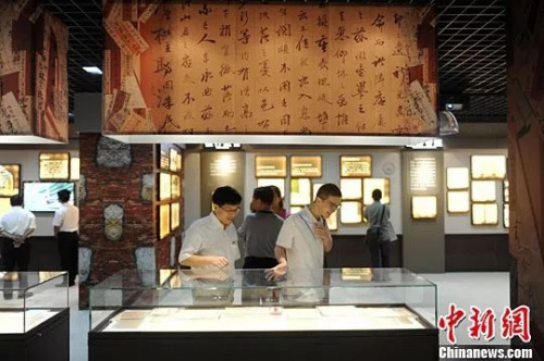 民眾在福建省檔案館參觀“百年跨國兩地書——福建僑批”陳列展。<a target='_blank' >中新社</a>記者 呂明 攝