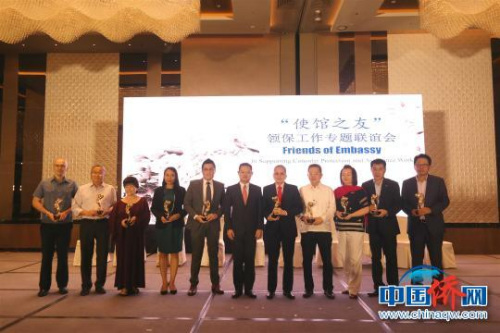 中國(guó)駐菲大使館6日晚舉辦“使館之友”領(lǐng)保工作專題聯(lián)誼會(huì)，為10位積極支持領(lǐng)保工作的菲華人士頒發(fā)了“使館之友”獎(jiǎng)座。　高天胤(通訊員) 攝