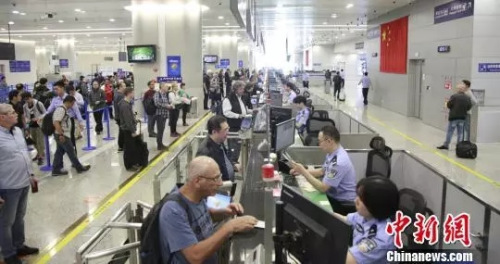 資料圖：國(guó)慶長(zhǎng)假上?？诎冻鋈刖晨?cè)藬?shù)逾80萬(wàn)余人次?！≤窡睢z