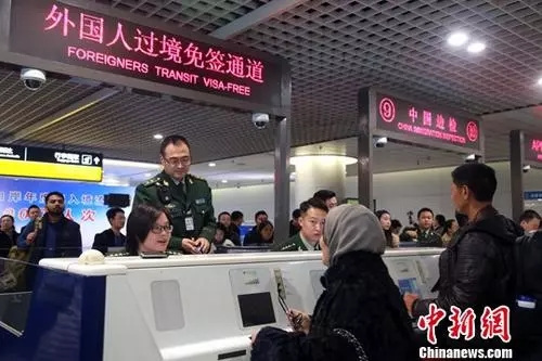 資料圖：成都雙流國(guó)際機(jī)場(chǎng)邊檢民警為入境旅客辦理通關(guān)手續(xù)。<a target='_blank' >中新社</a>記者 王磊 攝