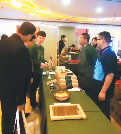 孔子學院大會參會代表在中醫(yī)藥展位前。 趙曉霞 攝