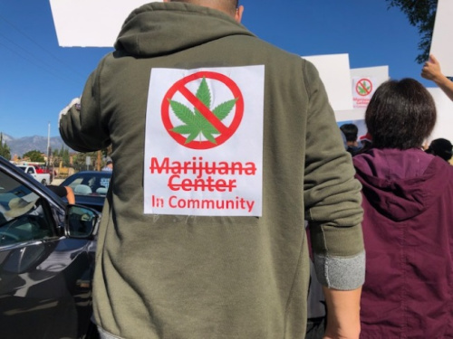 抗議民眾。（美國《世界日報》/王若然 攝）