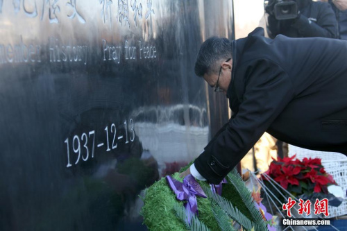 圖為中國駐多倫多總領(lǐng)事韓濤向紀(jì)念碑獻(xiàn)花。<a target='_blank' >中新社</a>記者 余瑞冬 攝