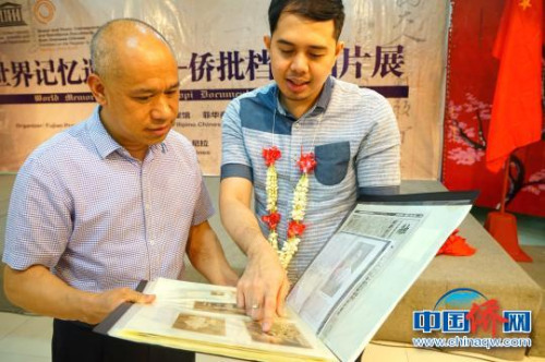 祖籍福建晉江的第四代菲華曾宏達(dá)，帶著厚厚一本家族幾代人往來(lái)的僑批和老照片，來(lái)到展覽現(xiàn)場(chǎng)，其資料之完整，讓福建省檔案館的工作人員驚嘆。　關(guān)向東 攝