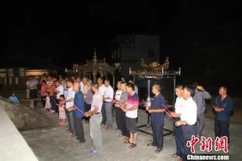 　陽春村依古制上香祈禱章公祖師還鄉(xiāng)。 林文清 攝