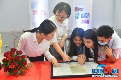 年輕華僑華人和師生一字一句地辨認僑批檔案上的文字與內容，了解華僑華人在菲律賓的奮斗歷程，感受海外華僑華人努力拼搏、愛祖(籍)國愛鄉(xiāng)的精神?！》?通訊員) 攝