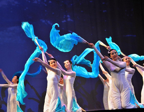 舞蹈《聽?！?，表現(xiàn)了海潮此消彼長(zhǎng)的唯美意境。