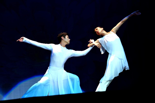 東方藝術(shù)團(tuán)青年演員自編自演的舞蹈《緣》。