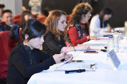 評委們現(xiàn)場打分。