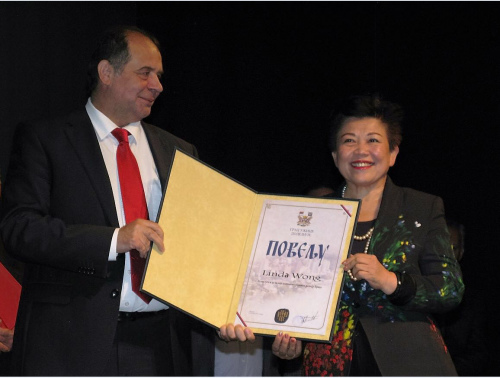 2016年10月8日，怡海集團(tuán)董事局主席王琳達(dá)獲得塞爾維亞授予了“終身成就獎(jiǎng)”，這也是當(dāng)?shù)卣状螌⒆罡邩s譽(yù)表彰頒發(fā)給外國人，是中國企業(yè)家第一人。受訪者供圖