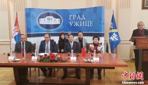 2018年11月，代表團(tuán)與烏日策市政府舉行工作會(huì)談并簽署建立友好城市關(guān)系協(xié)議書。左起分別為烏日策副市長，烏日策市長蒂霍米爾·佩特科維奇，哈爾濱市市長孫喆，怡海集團(tuán)董事局主席王琳達(dá)。受訪者供圖