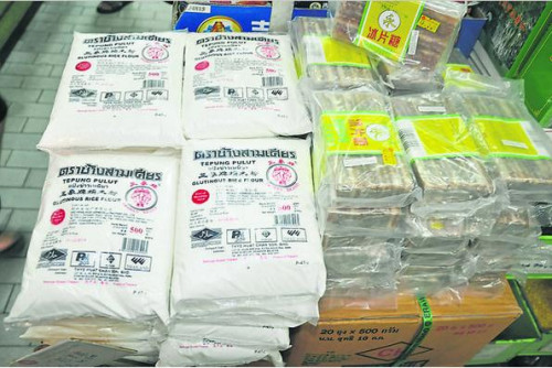 糯米粉及片糖等，是只做湯圓不可缺少的原料。(馬來西亞《中國報(bào)》)