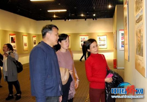 致公黨福建省委會機(jī)關(guān)干部職工參觀圖片展?！」﹫D 攝