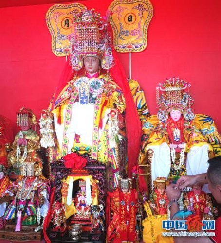 圖為在馬尼拉教堂前的花園口臨時行宮，湄洲媽祖以及隨行的福建、海南、臺灣各地的媽祖神龕，舉行了集體安坐儀式，接受馬尼拉信眾香火、鮮花。　關向東 攝