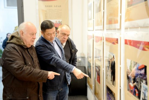 米蘭浙江華僑華人聯(lián)誼會(huì)秘書長胡志煉向意大利觀眾介紹圖片歷史背景。(圖片來源：歐聯(lián)網(wǎng))