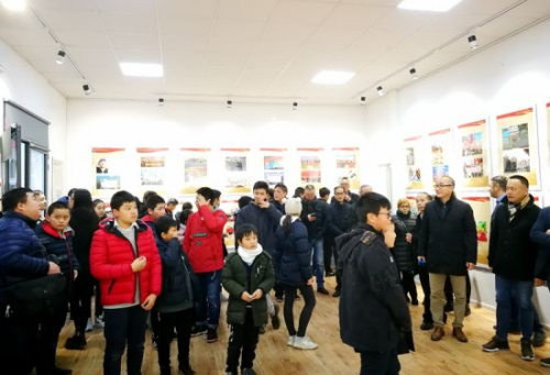 米蘭中文學(xué)校學(xué)生參觀圖片展。(圖片來源：歐聯(lián)網(wǎng))