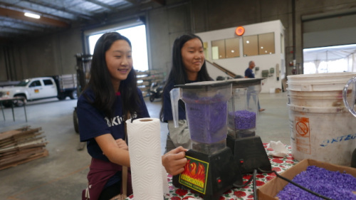 朱穎琳和Alice Yang用廚房攪拌機(jī)將干花打碎成細(xì)片。(美國(guó)《世界日?qǐng)?bào)》/李雪 攝)