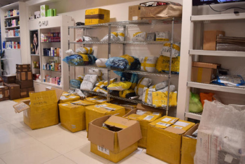 不少包裹擺放在快遞公司門店等著處理。(美國《世界日報(bào)》/顏潔恩 攝)