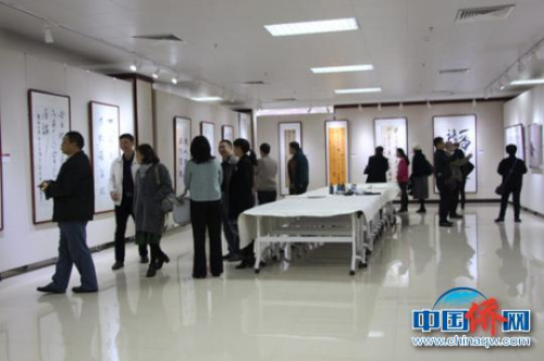 嘉賓參觀書(shū)法繪畫(huà)作品 陶云 攝