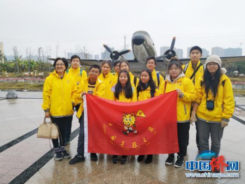 12月25日，海外華裔青少年及領(lǐng)隊(duì)在美國飛虎隊(duì)桂林遺址公園內(nèi)，一架C-47飛機(jī)前合影?！W惠蘭 攝