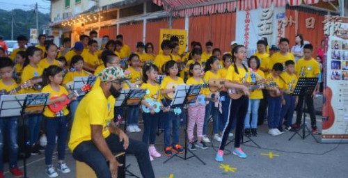 難得觀賞到尤克里里團(tuán)隊(duì)到來進(jìn)行街頭彈唱表演。(馬來西亞《星洲日報(bào)》)