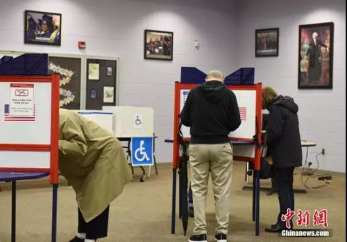 選民在投票點(diǎn)投票。<a target='_blank' >中新社</a>記者 鄧敏 攝