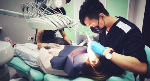 李佳其與患者合影。(圖片來源：俄羅斯衛(wèi)星網(wǎng))