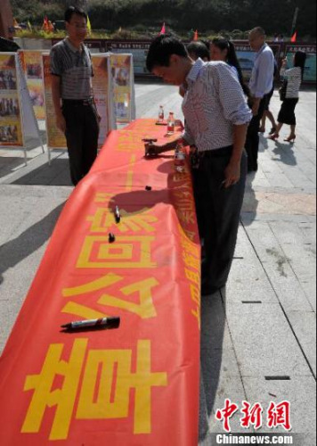 　圖為2016年10月28日，福建省大田縣舉行盼望章公祖師早日回歸故里簽名請愿活動。張斌攝。