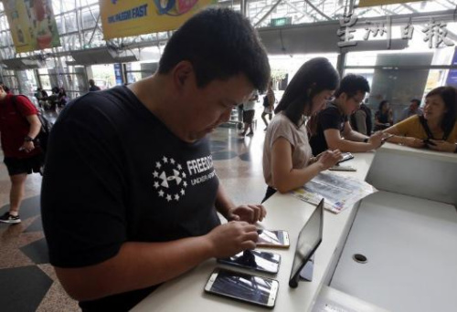 有人甚至自備4部手機(jī)及平板電腦，嘗試上網(wǎng)搶購(gòu)電動(dòng)火車回鄉(xiāng)票。(馬來(lái)西亞《星洲日?qǐng)?bào)》)