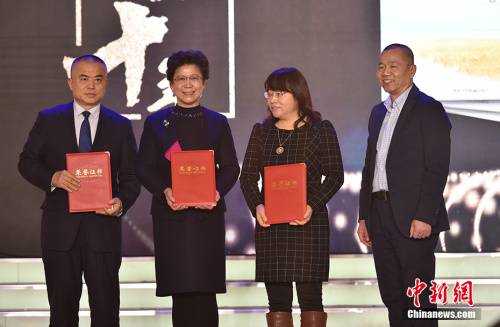 <a target='_blank' >中新社</a>副社長兼副總編輯夏春平為“‘僑’這40年”征文活動二等獎獲獎?wù)邚埿忝鳌⑼趿者_(dá)代表、陳江和代表等頒發(fā)證書。<a target='_blank'  >中新網(wǎng)</a>記者 翟璐 攝