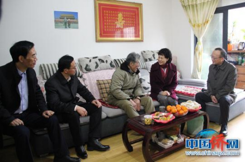 黃蘭香一行慰問英國歸僑連燕珊?！〔苄?攝