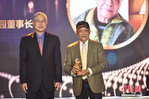 1月4日，由中國新聞社主辦的“2018‘僑鑫杯’全球華僑華人年度評選”頒獎典禮在北京舉行，“2018全球華僑華人年度人物”在現(xiàn)場揭曉。圖為中國僑聯(lián)信息傳播部部長左志強（左）為海南萬寧興隆熱帶花園董事長、印尼歸僑鄭文泰（右）頒獎。<a target='_blank'  >中新網(wǎng)</a>記者 翟璐 攝
