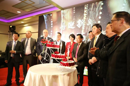 法華工商聯(lián)合會(huì)永遠(yuǎn)名譽(yù)會(huì)長(zhǎng)黃品松與名譽(yù)會(huì)長(zhǎng)張達(dá)義、林光武、蔡足煥、黃學(xué)銘共同登臺(tái)，與高萍參贊、金麟澤執(zhí)行主席、戴安友會(huì)長(zhǎng)，共同參加切蛋糕儀式(歐洲時(shí)報(bào)記者 孔帆 攝)