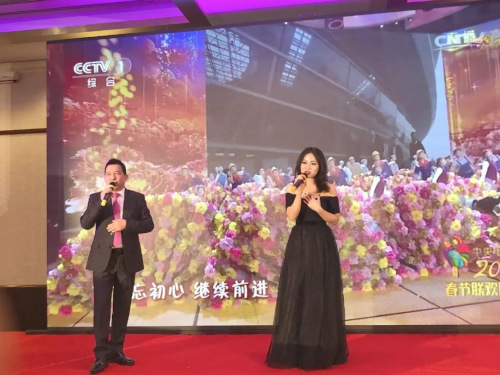 戴安友與專業(yè)歌手演唱了《不忘初心》，表達(dá)了對(duì)祖國(guó)的祝福(歐洲時(shí)報(bào)記者 孔帆 攝)