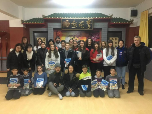 華人志愿者與“功夫漢語”班學(xué)生合影。(歐洲時報通訊員蘇珊娜 攝)