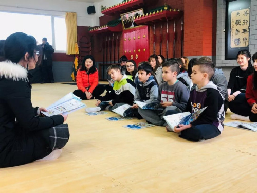 學(xué)生們跟讀志愿者老師。(歐洲時報通訊員秦樂樂 攝)