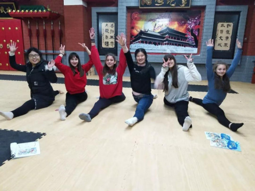 志愿者高詩楠和劉翔宇和學(xué)生們一起練武術(shù)。(歐洲時報通訊員秦樂樂 攝)