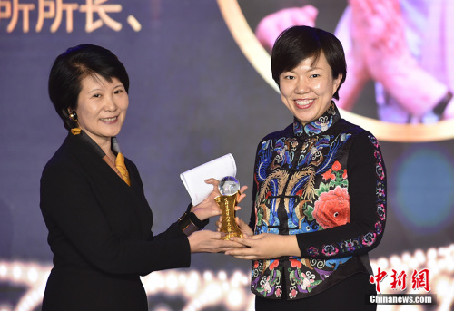 1月4日，由中國新聞社主辦的“2018‘僑鑫杯’全球華僑華人年度評選”頒獎典禮在北京舉行，“2018全球華僑華人年度人物”在現(xiàn)場揭曉。圖為中國新聞社總編輯王曉暉（左）為葉嘉瑩代表、葉嘉瑩助手、南開大學(xué)文學(xué)院副教授張靜（右）頒獎。<a target='_blank'  >中新網(wǎng)</a>記者 翟璐 攝