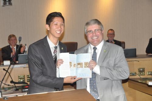 方友明（左）特別贈送葛瑞芬斯米歇爾‧奧巴馬的自傳，并隨書附上市府員工的感謝言論，紀(jì)念他為桑尼維爾的貢獻。（美國《世界日報》/林亞歆 攝）
