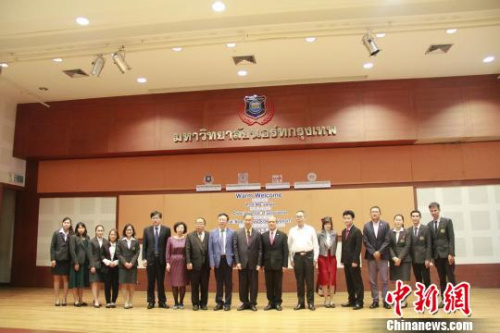 出席短篇小說集《一個人的聚會》泰文版發(fā)布會的部分人員合影?！≮w婧楠 攝