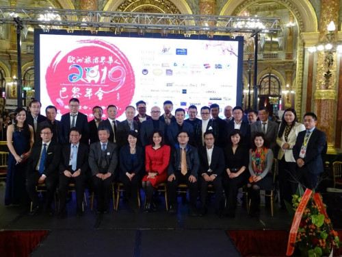 嘉賓合影。(歐洲時報記者 張雨滴 攝)