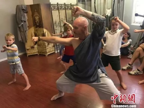 布雷特給小學員上課。陶社蘭 攝