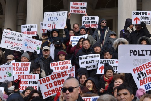 抗議者拿著標語反對游民收容所進駐大學(xué)點。(美國《世界日報》/顏嘉瑩 攝)