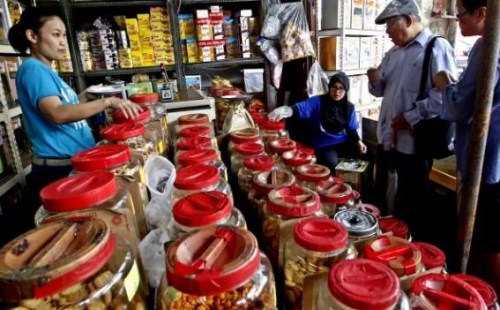 陳美娟（左）接手管理廣生和的生意以后，為老店進行改革和轉型，售賣數(shù)百種款式的餅乾和零嘴，生意更因此而蒸蒸日上。（馬來西亞《星洲日報》）