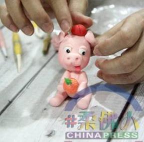 粘土”小豬”。（馬來西亞《中國報》）