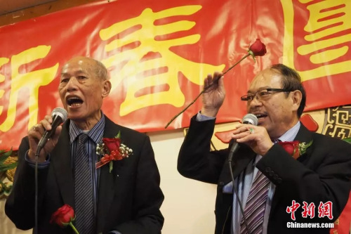 資料圖：2015年2月16日，著名僑領(lǐng)黃金泉(左)參加中國(guó)駐洛杉磯總領(lǐng)館舉辦的傳統(tǒng)僑社新春招待會(huì)。<a target='_blank' >中新社</a>發(fā) 毛建軍 攝