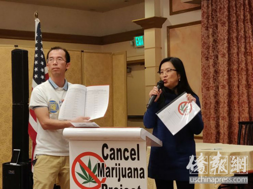 義工展示居民簽名冊。(僑報記者李青蔚攝)